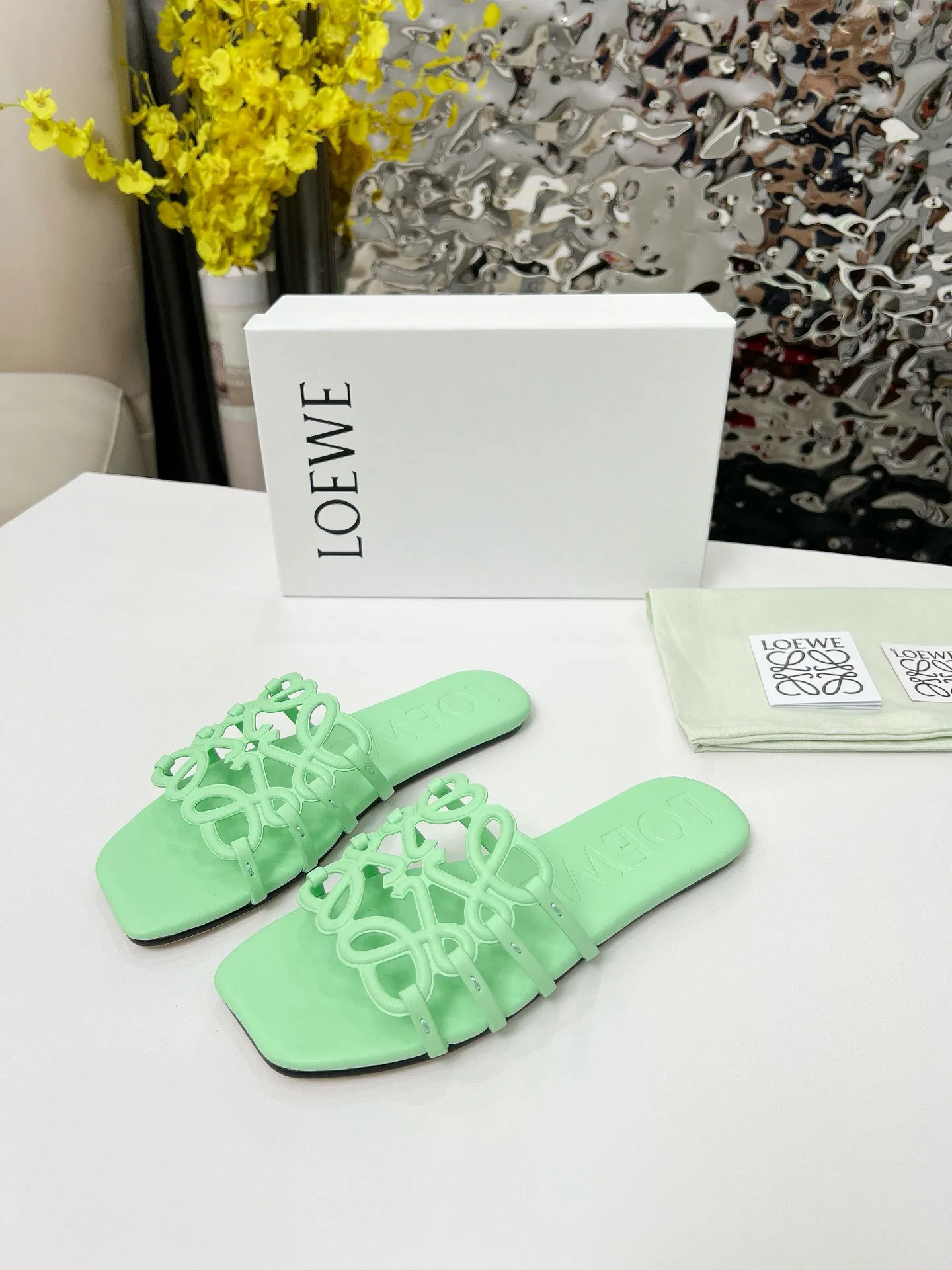 👟👟Ex-factory price 340👟👟 Genuine leather sole +40 LOEWE2025SS summer limited-edition hollow slippers, really easy to wear! ! ! Really highly recommended to all little fairies. Like a rubber sole. Genuine leather sole. 35-43